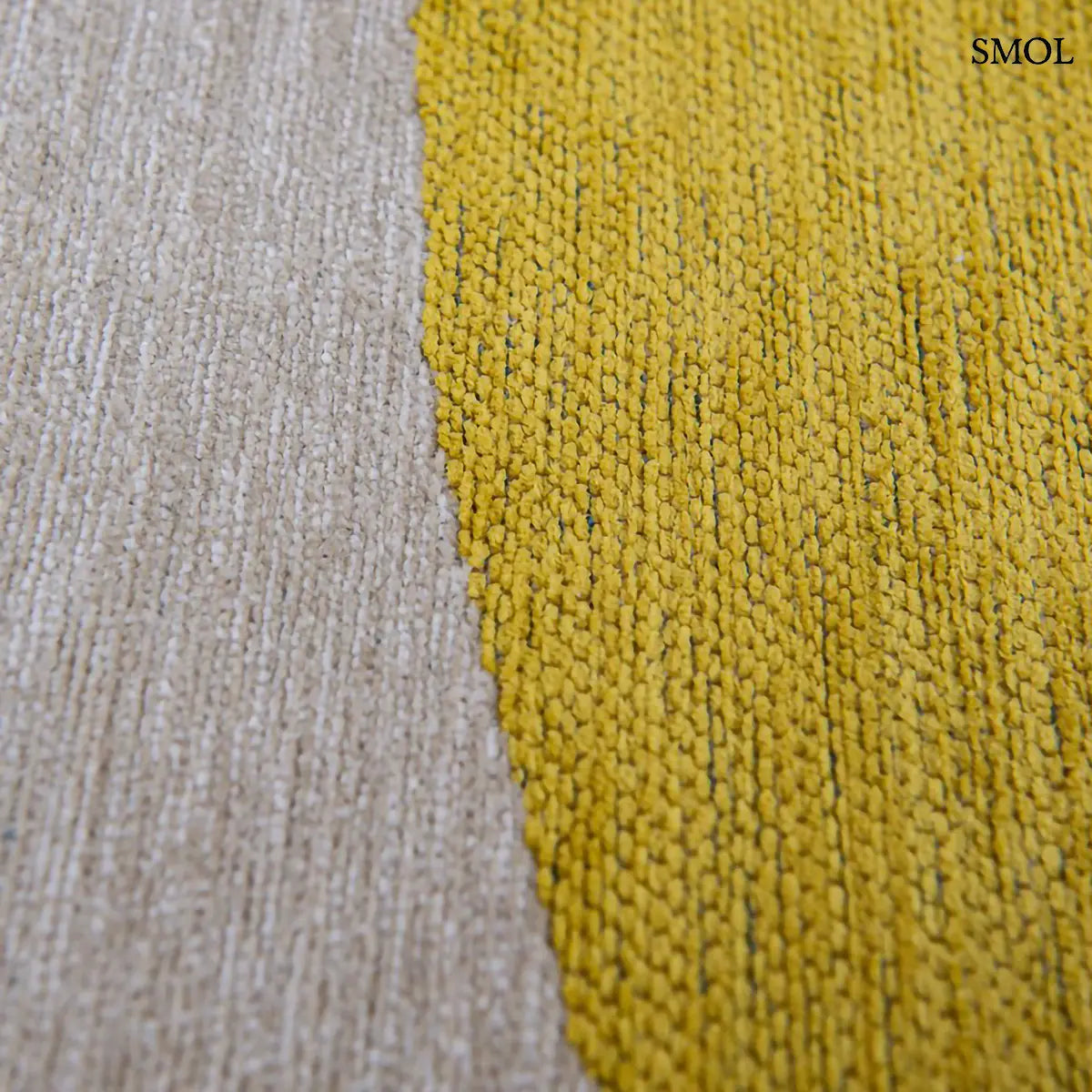 ECO RUG DUCK SONG sokszínű geometrikus szőnyeg absztrakt összefonódó formákkal, sárga minta nagyítva