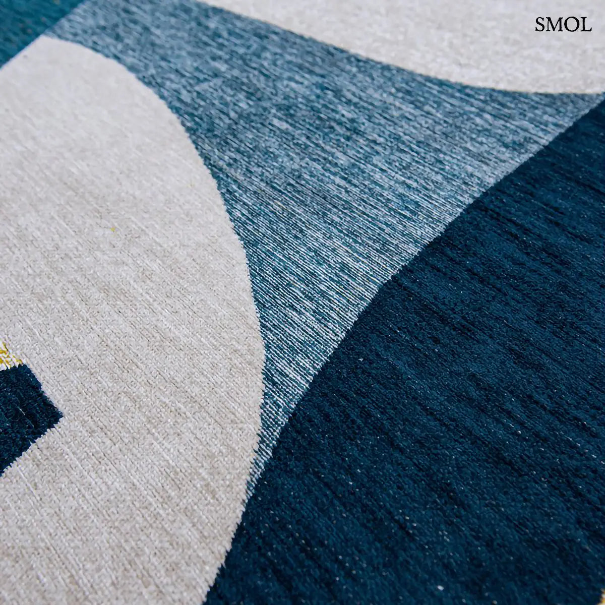 ECO RUG DUCK SONG sokszínű geometrikus szőnyeg absztrakt összefonódó formákkal, kék minta nagyítva