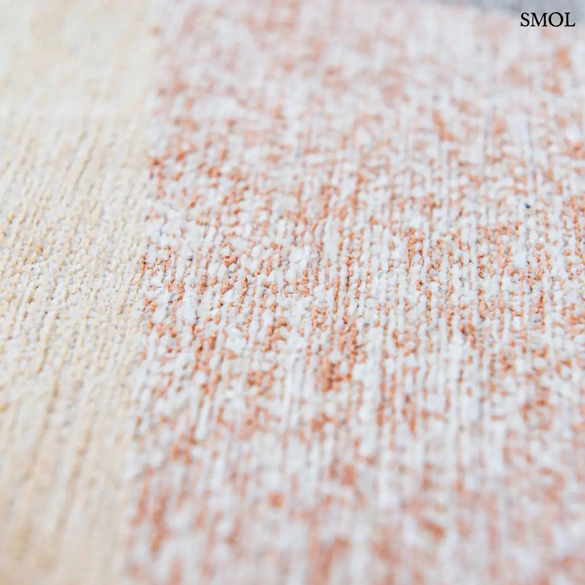 ECO RUG SECRET szőnyeg, narancs, kék, szürke és bézs geometrikus formákból összeálló, egymásba fonódó mintázattal, textúra nagyítva