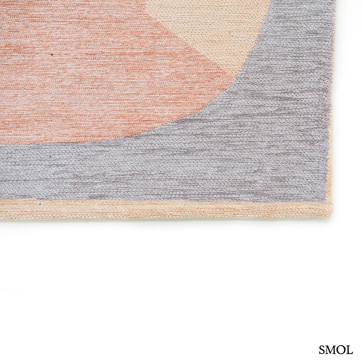ECO RUG SECRET szőnyeg, narancs, kék, szürke és bézs geometrikus formákból összeálló, egymásba fonódó mintázattal, szegély nagyítva
