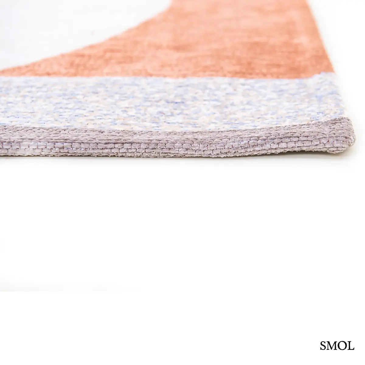ECO RUG SECRET szőnyeg, narancs, kék, szürke és bézs geometrikus formákból összeálló, egymásba fonódó mintázattal, vastagság nagyítva