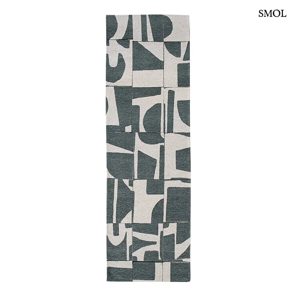 ECO RUG SEA SPRAY geometrikus szőnyeg szürkészöld-krém kombinációban, Bauhaus ihlette papírvágás mintával, hosszú formában, fehér háttérrel