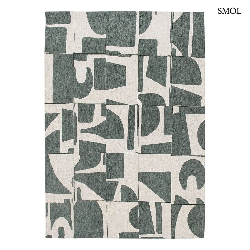 ECO RUG SEA SPRAY geometrikus szőnyeg szürkészöld-krém kombinációban, Bauhaus ihlette papírvágás mintával, fehér háttérrel, téglalap alakban