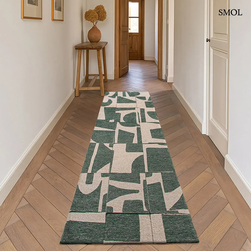 ECO RUG SEA SPRAY geometrikus szőnyeg szürkészöld-krém kombinációban, Bauhaus ihlette papírvágás mintával, előszobában