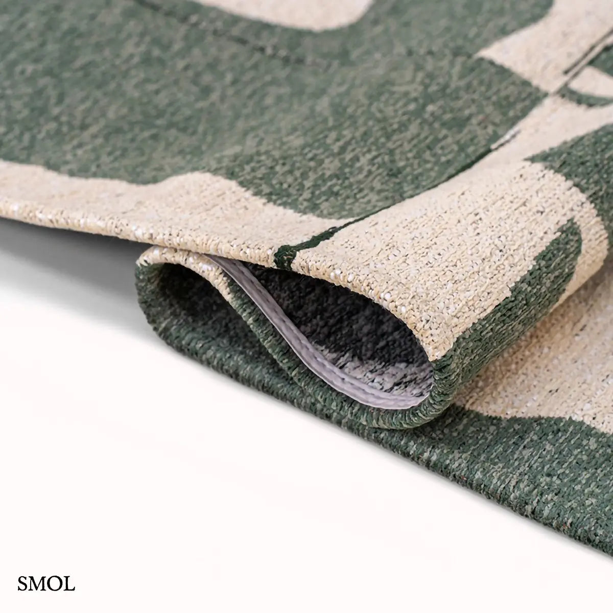 ECO RUG SEA SPRAY geometrikus szőnyeg szürkészöld-krém kombinációban, Bauhaus ihlette papírvágás mintával, hollámosra hajtogatva
