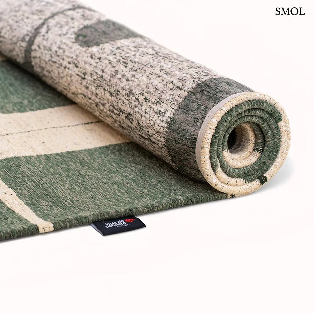 ECO RUG SEA SPRAY geometrikus szőnyeg szürkészöld-krém kombinációban, Bauhaus ihlette papírvágás mintával, feltekerve