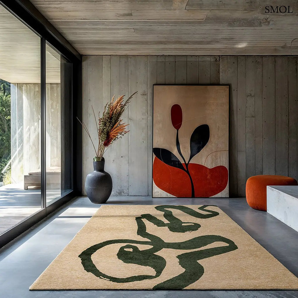 ECO RUG GARDEN SPIRIT kalligráfia mintás szőnyeg bézs alapon sötétzöld expresszív vonalakkal, nappaliban nagy festménnyel