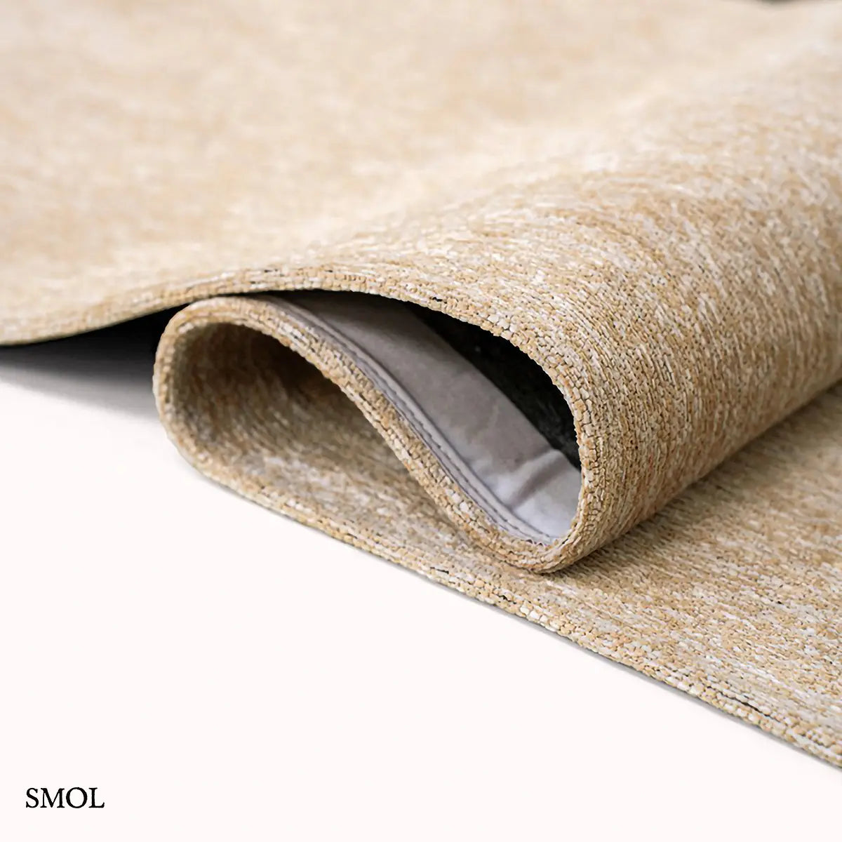 ECO RUG GARDEN SPIRIT kalligráfia mintás szőnyeg bézs alapon sötétzöld expresszív vonalakkal, hullámosra hajtogatva
