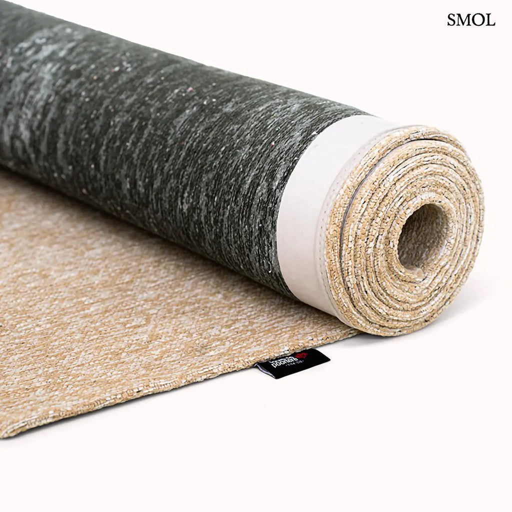 ECO RUG GARDEN SPIRIT kalligráfia mintás szőnyeg bézs alapon sötétzöld expresszív vonalakkal, feltekerve