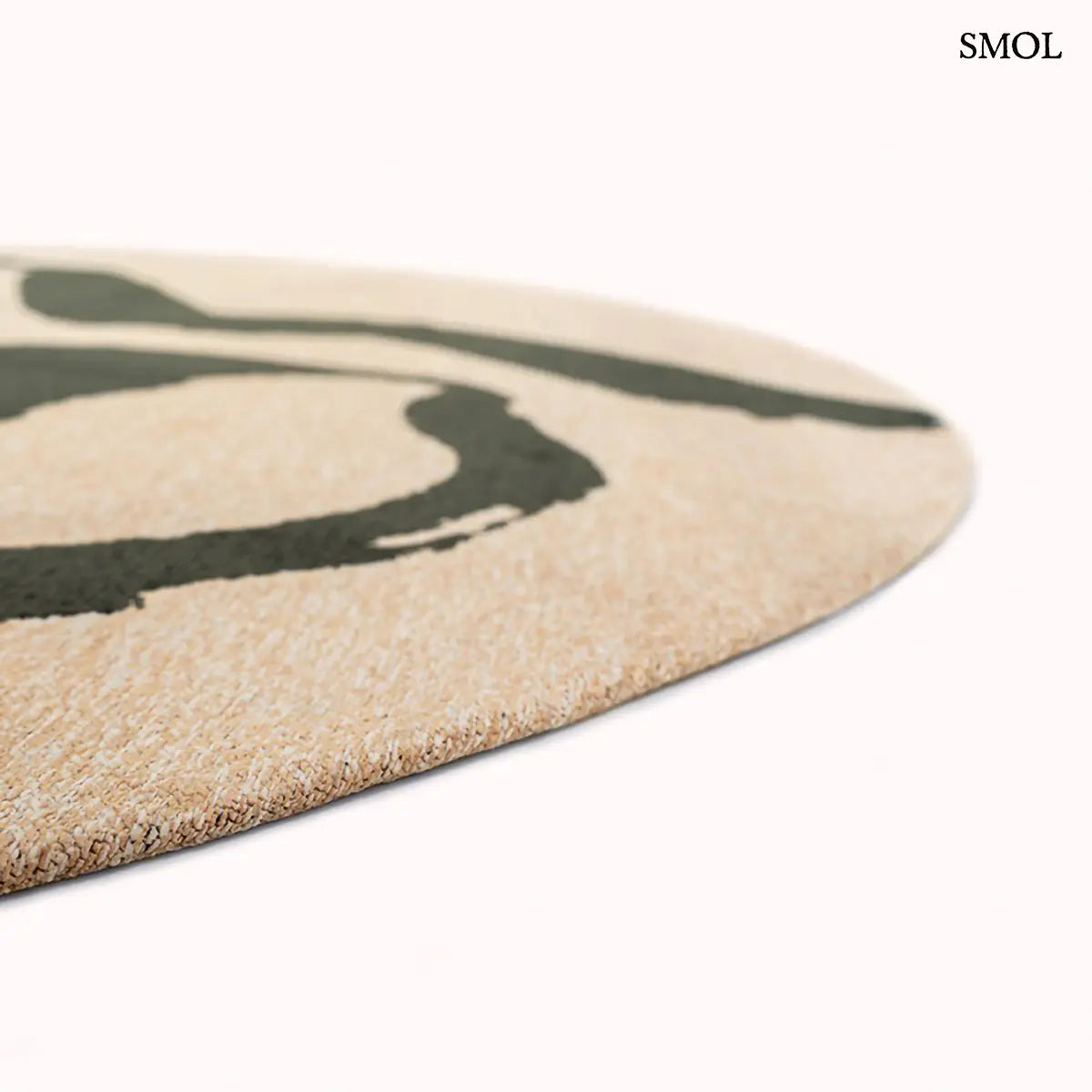 ECO RUG GARDEN SPIRIT kalligráfia mintás szőnyeg bézs alapon sötétzöld expresszív vonalakkal, kerek formában, oldalról