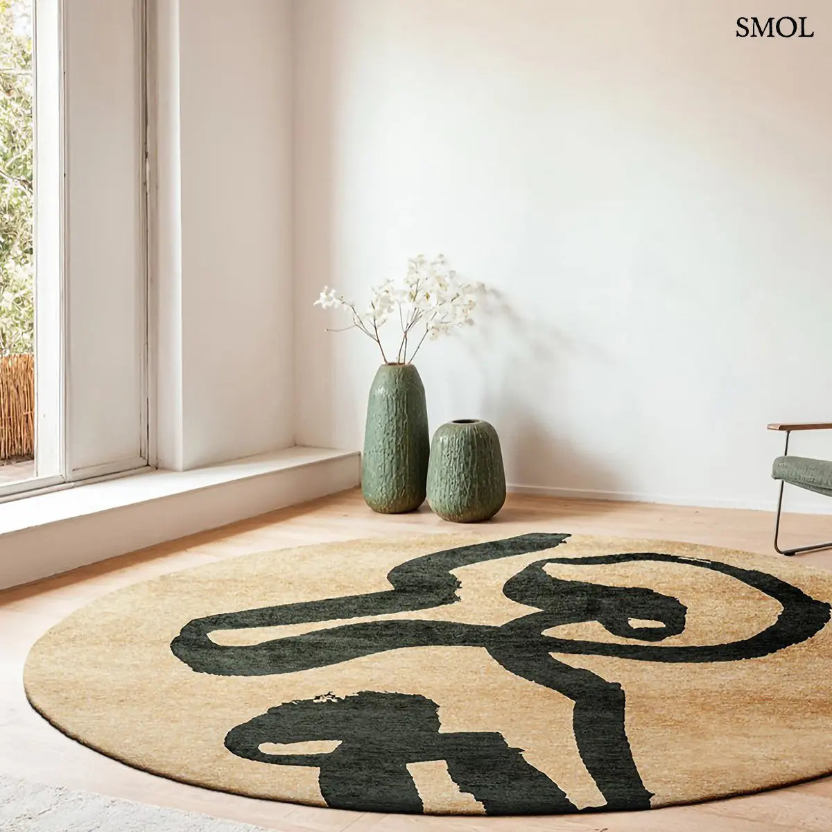 ECO RUG GARDEN SPIRIT kalligráfia mintás szőnyeg bézs alapon sötétzöld expresszív vonalakkal, kerek formában, nappaliban vázákkal