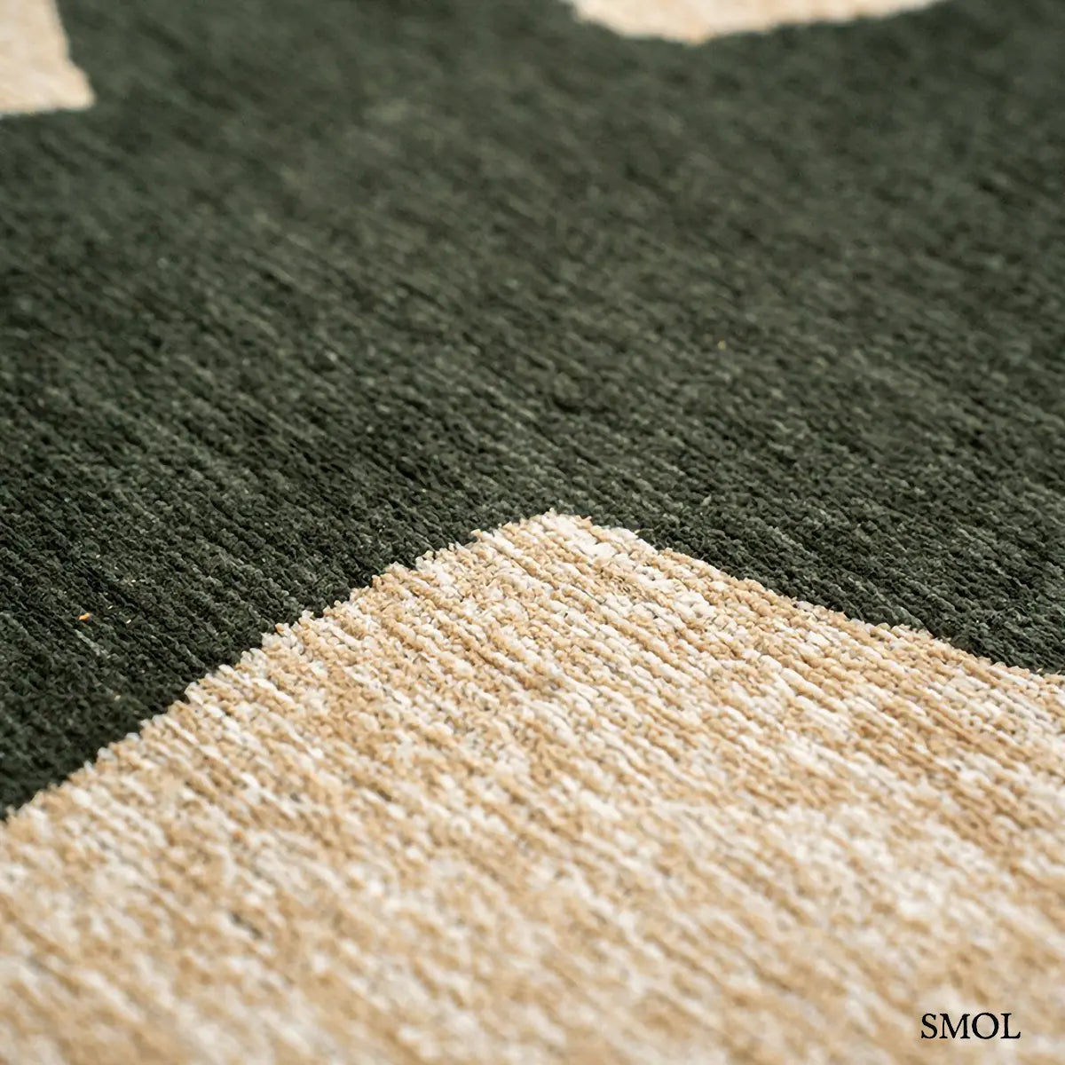 ECO RUG GARDEN SPIRIT kalligráfia mintás szőnyeg bézs alapon sötétzöld expresszív vonalakkal, textúra nagyítva