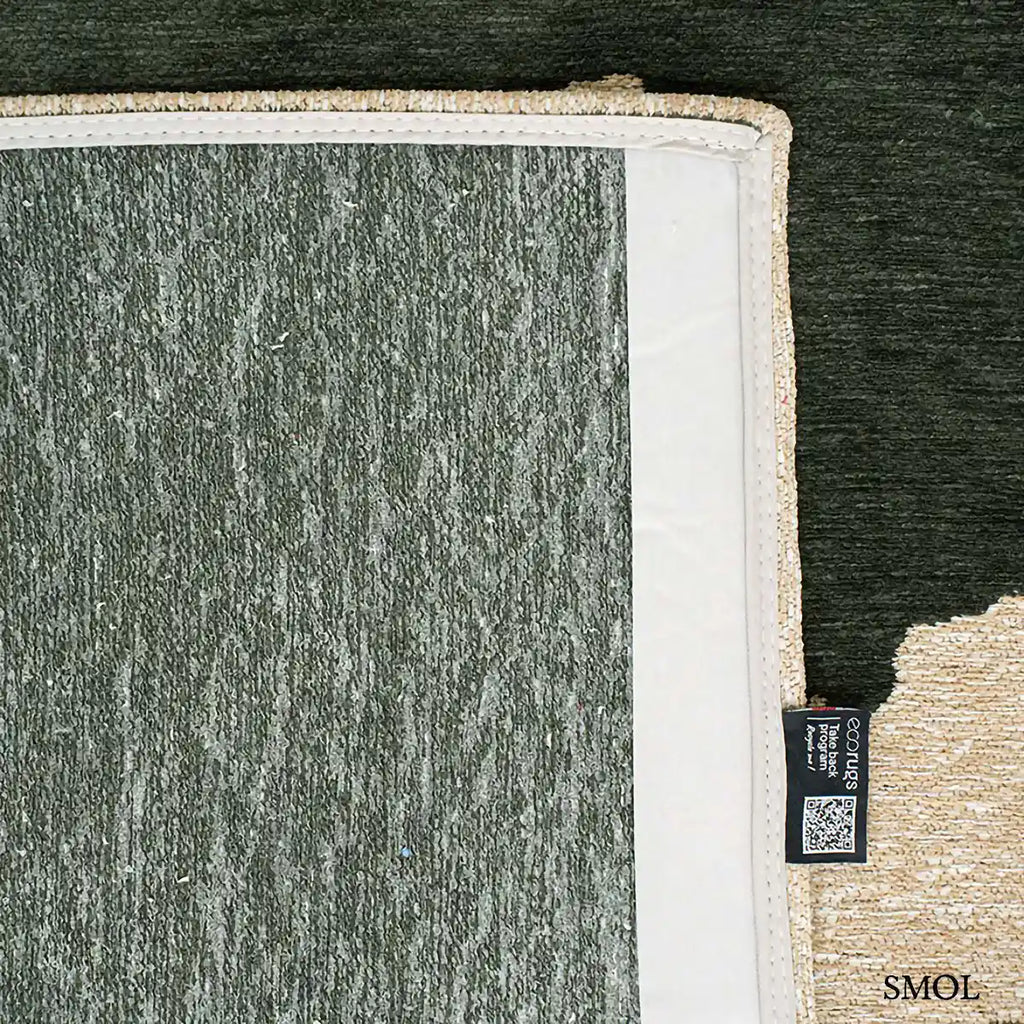 ECO RUG GARDEN SPIRIT kalligráfia mintás szőnyeg bézs alapon sötétzöld expresszív vonalakkal, felhajtott sarokkal, hátulról