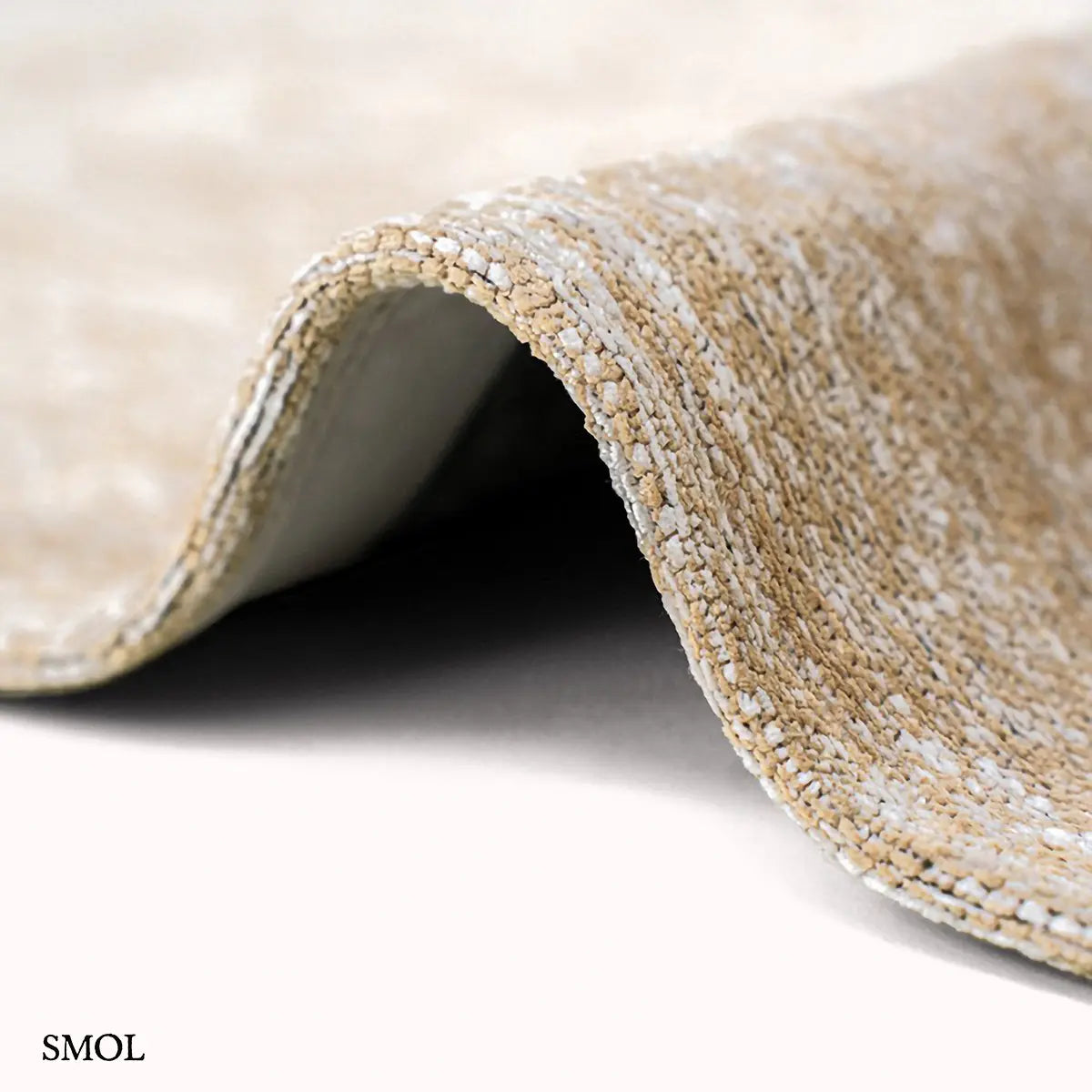 ECO RUG GARDEN SPIRIT kalligráfia mintás szőnyeg bézs alapon sötétzöld expresszív vonalakkal, vastagság nagyítva