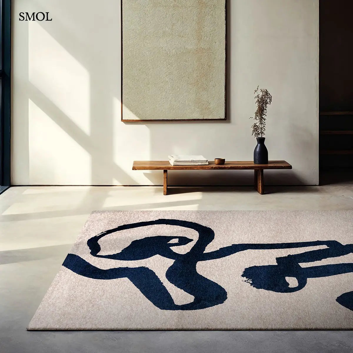 ECO RUG SEA INK kalligráfia mintás szőnyeg krém alapon sötétkék táncoló vonalakkal, nappaliban, fa paddal