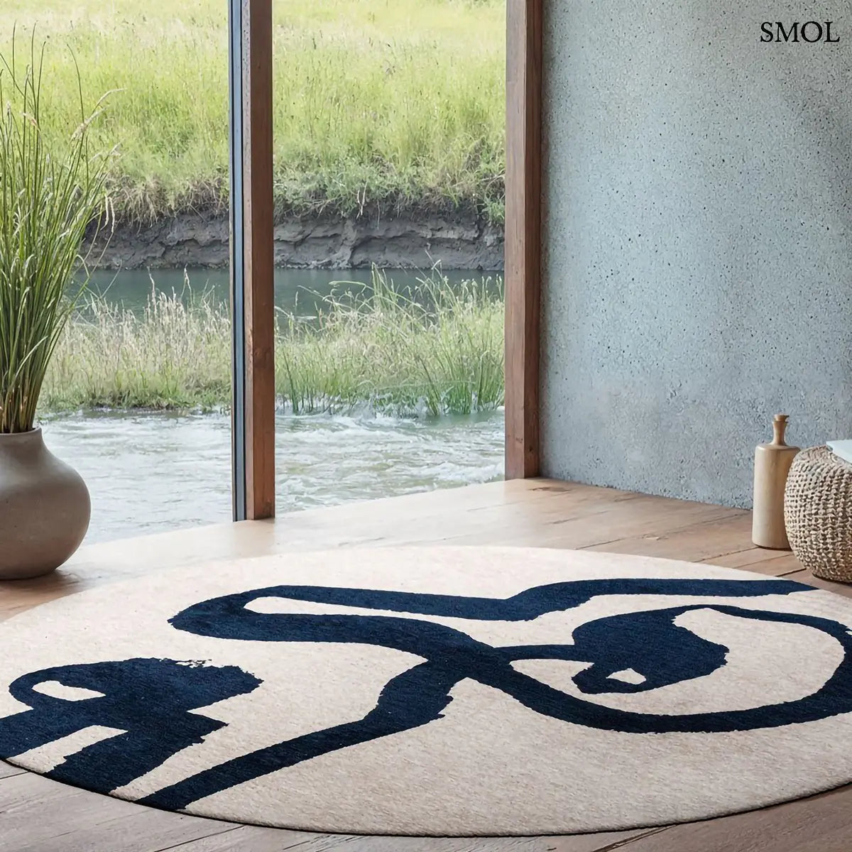 ECO RUG SEA INK kalligráfia mintás szőnyeg krém alapon sötétkék táncoló vonalakkal, kerek formában, nappaliban