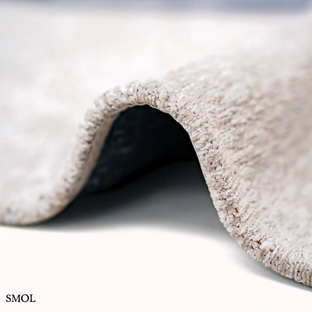ECO RUG SEA INK kalligráfia mintás szőnyeg krém alapon sötétkék táncoló vonalakkal, vastagság nagyítva