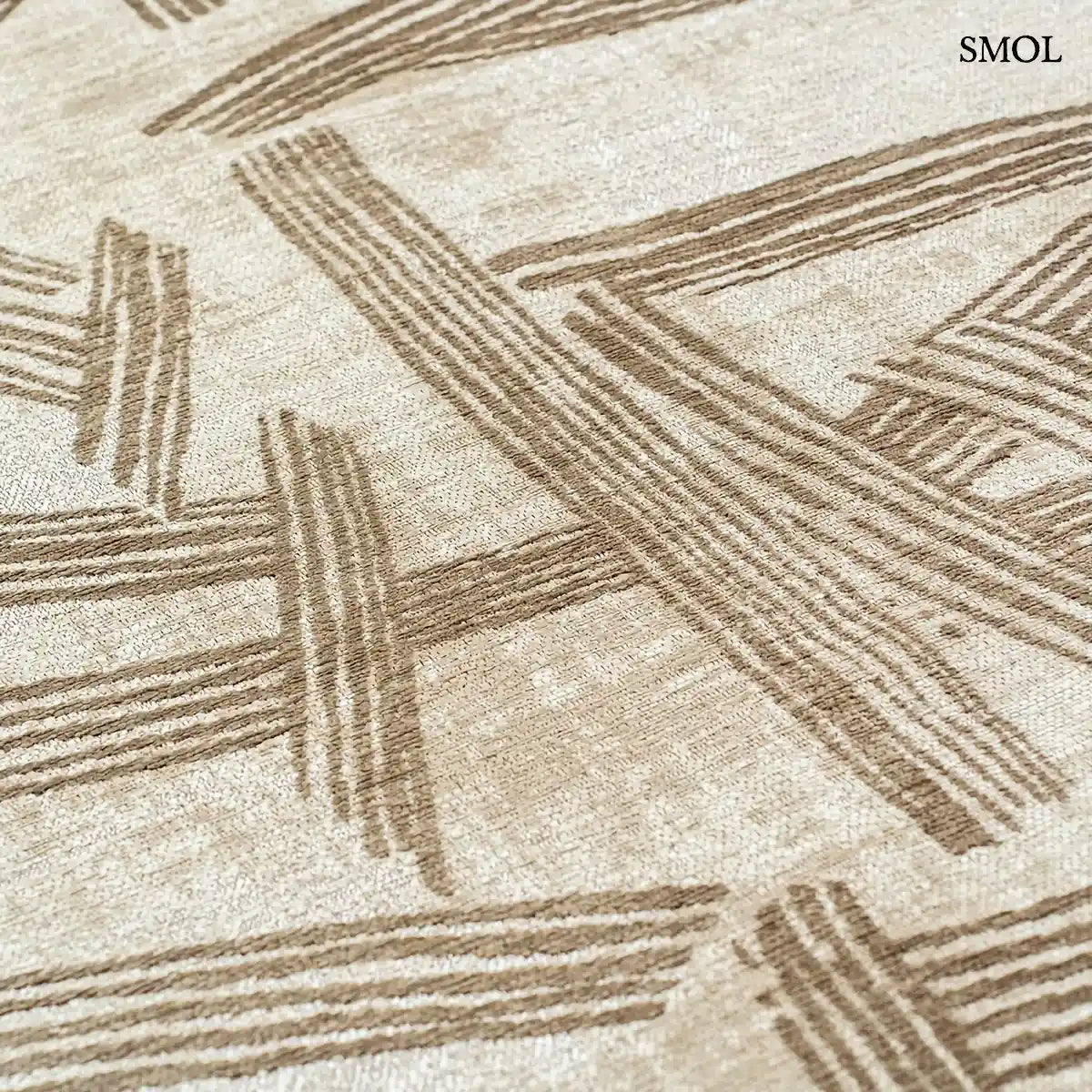 ECO RUG DUNE kalligráfia mintás szőnyeg krém alapon taupe ecsetvonásos mintával, közelről