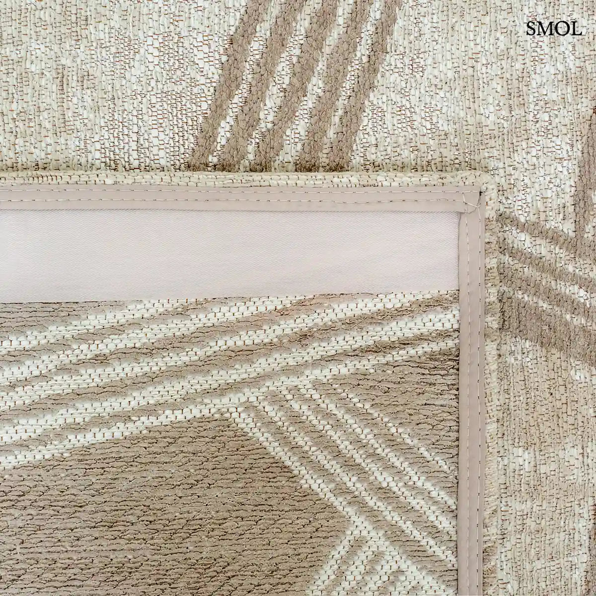 ECO RUG DUNE kalligráfia mintás szőnyeg krém alapon taupe ecsetvonásos mintával, felhajtott sarokkal