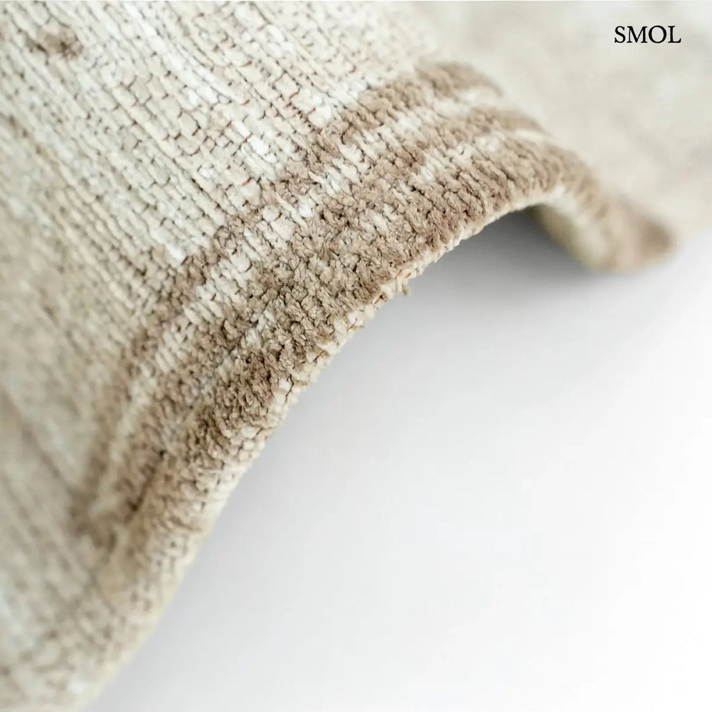 ECO RUG DUNE kalligráfia mintás szőnyeg krém alapon taupe ecsetvonásos mintával, hullámosan