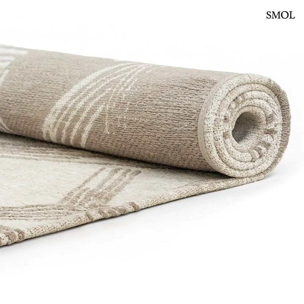 ECO RUG DUNE kalligráfia mintás szőnyeg krém alapon taupe ecsetvonásos mintával, feltekerve