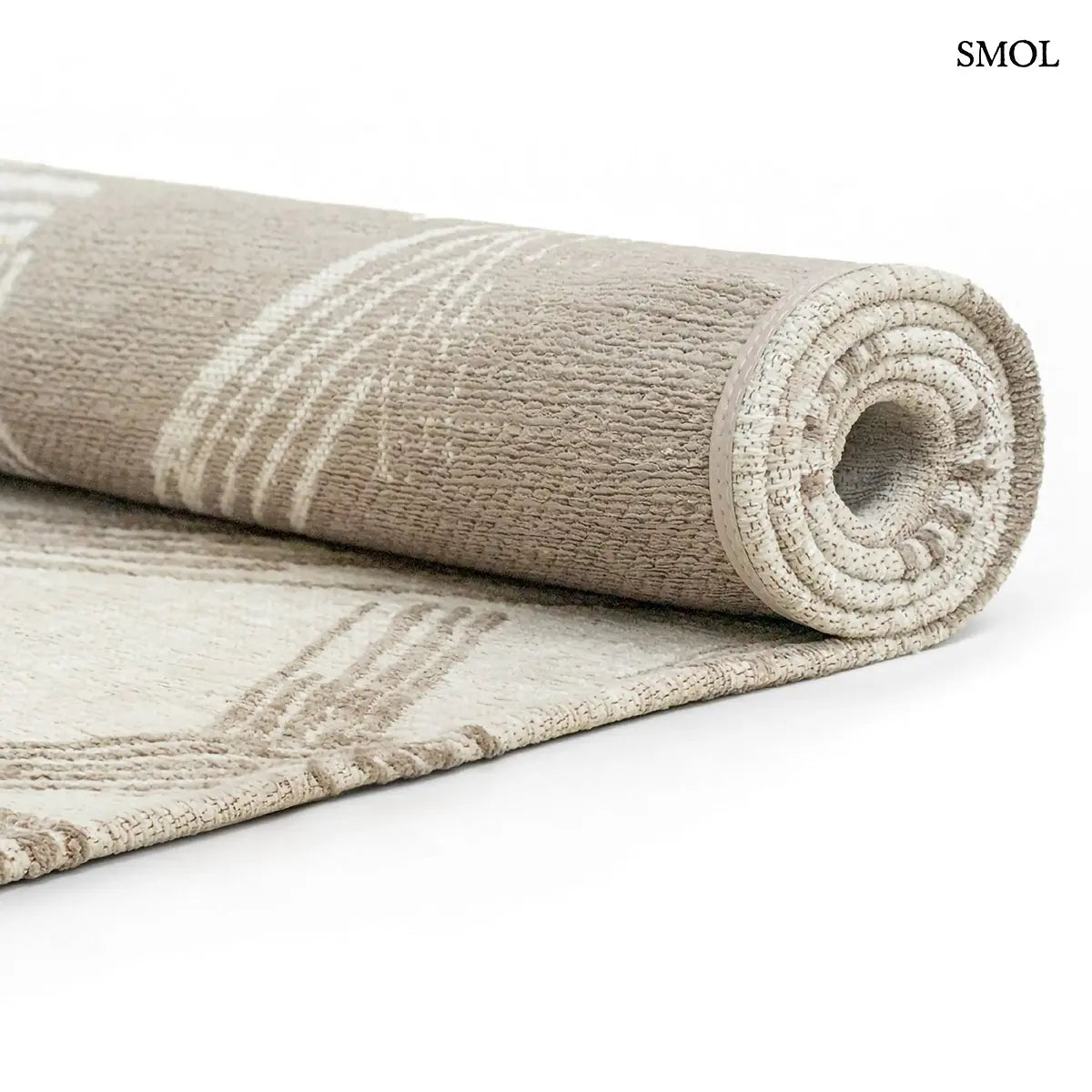 ECO RUG DUNE kalligráfia mintás szőnyeg krém alapon taupe ecsetvonásos mintával, feltekerve