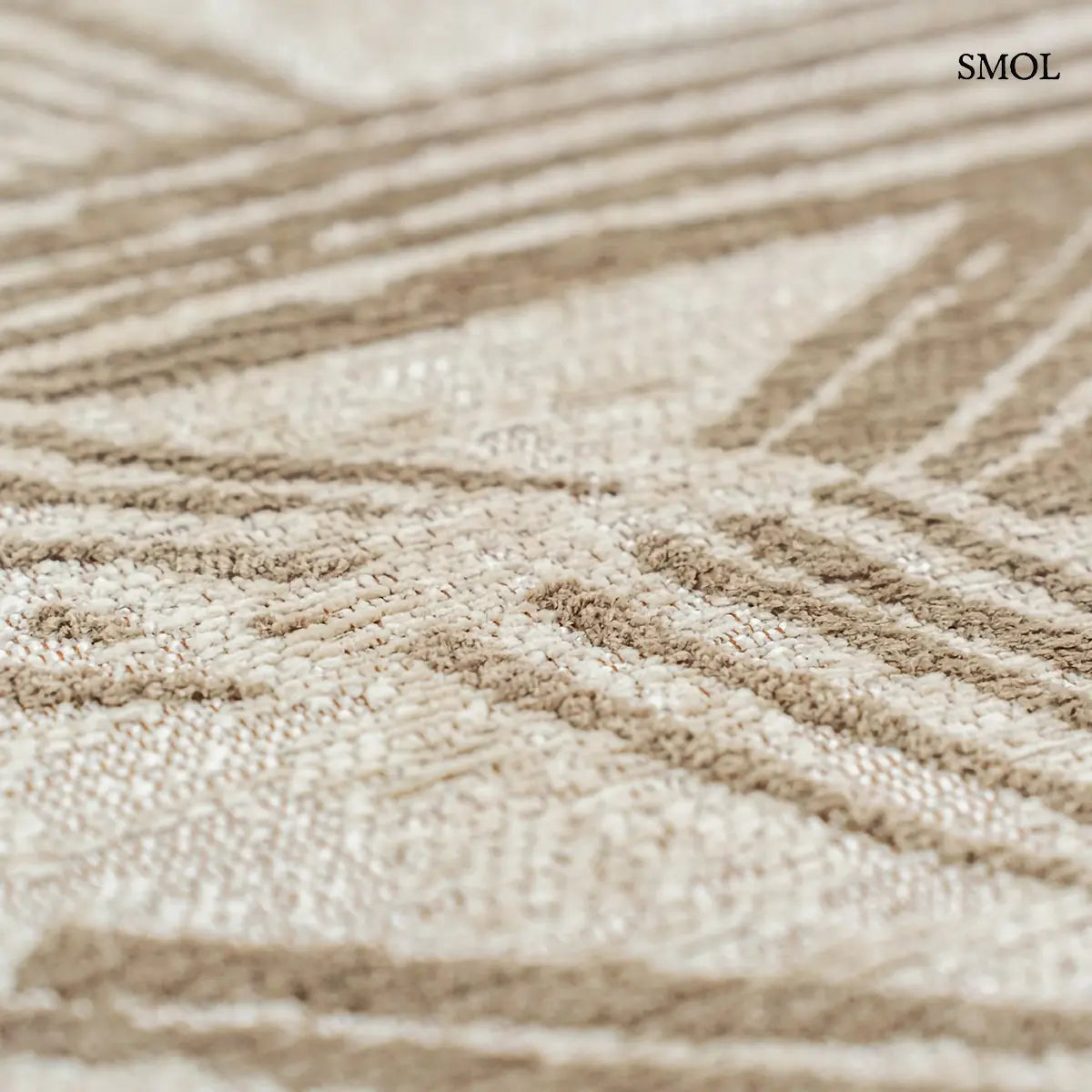 ECO RUG DUNE kalligráfia mintás szőnyeg krém alapon taupe ecsetvonásos mintával nagyítva