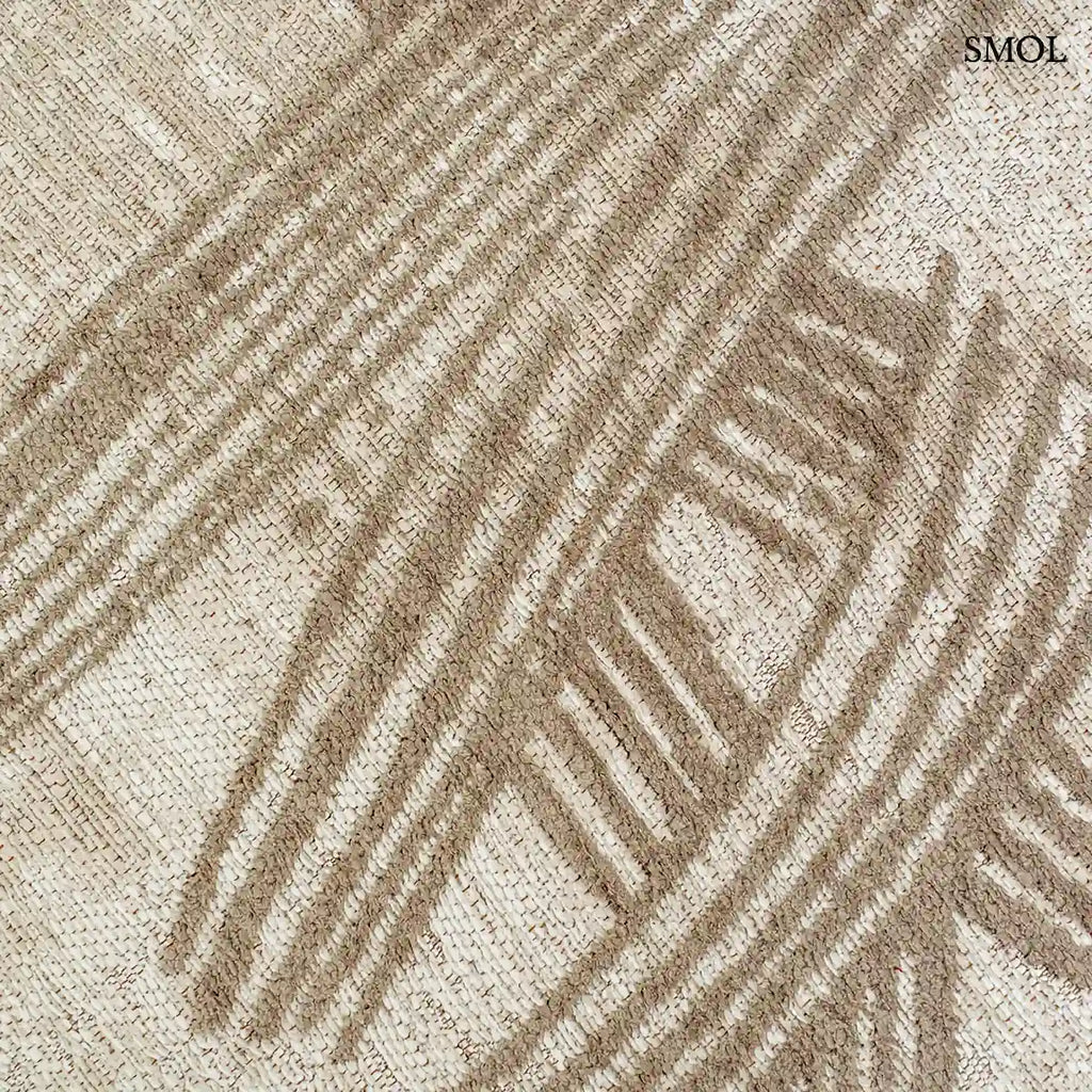 ECO RUG DUNE kalligráfia mintás szőnyeg krém alapon taupe ecsetvonásos mintával, minta felülről nagyítva
