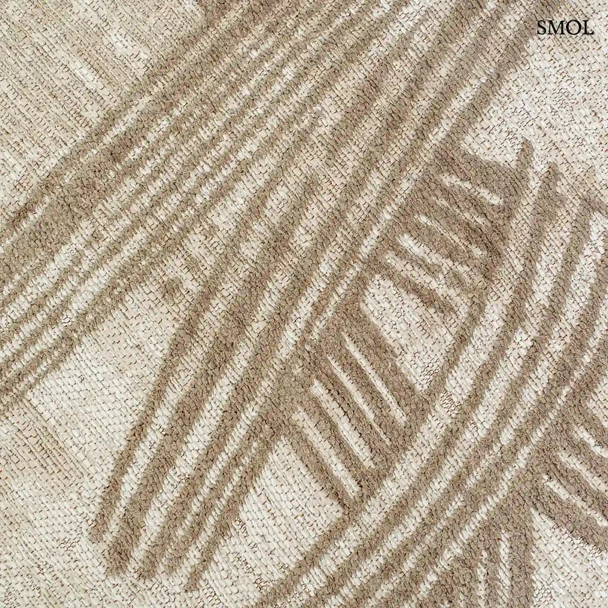 ECO RUG DUNE kalligráfia mintás szőnyeg krém alapon taupe ecsetvonásos mintával, minta felülről nagyítva