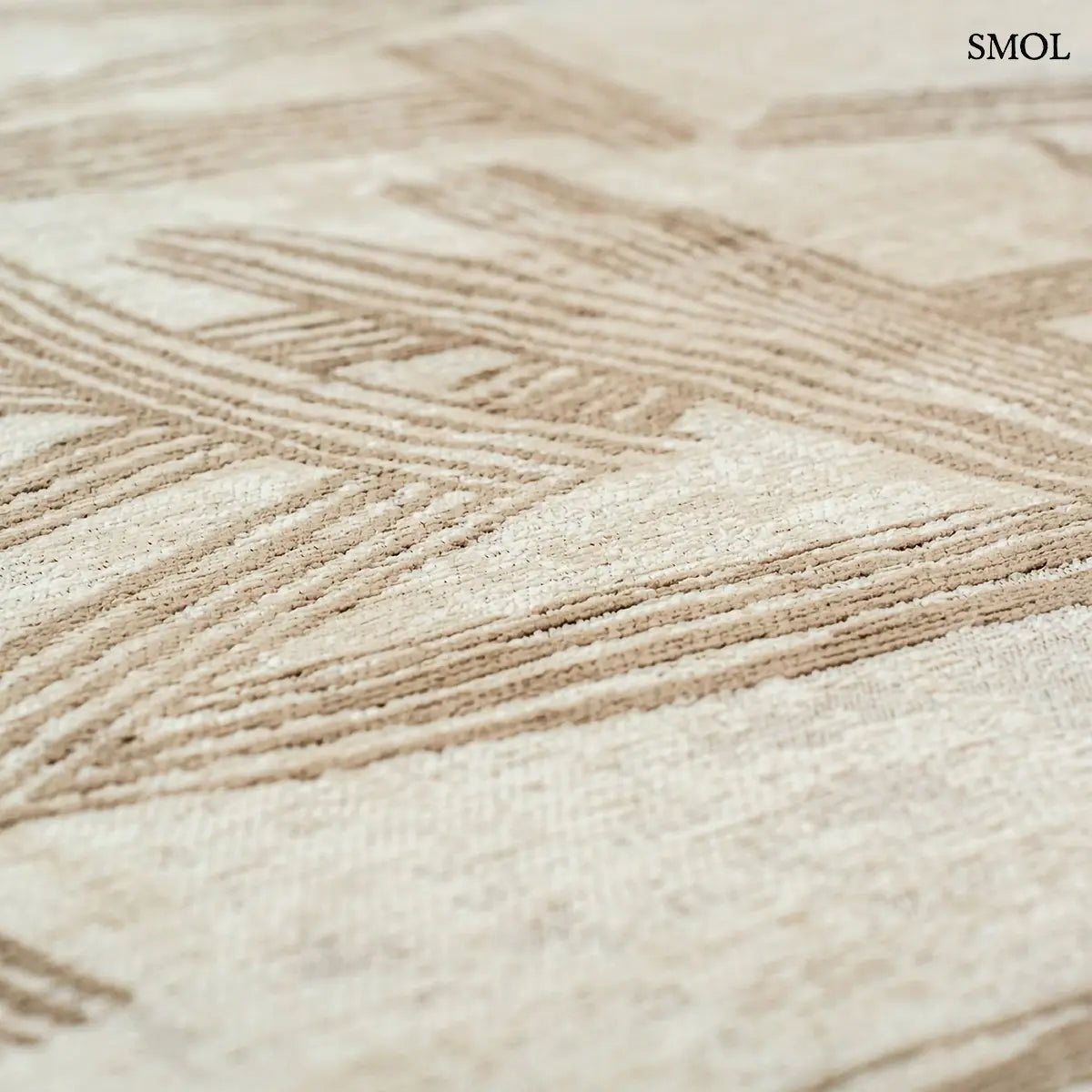 ECO RUG DUNE kalligráfia mintás szőnyeg krém alapon taupe ecsetvonásos mintával, minta oldalról