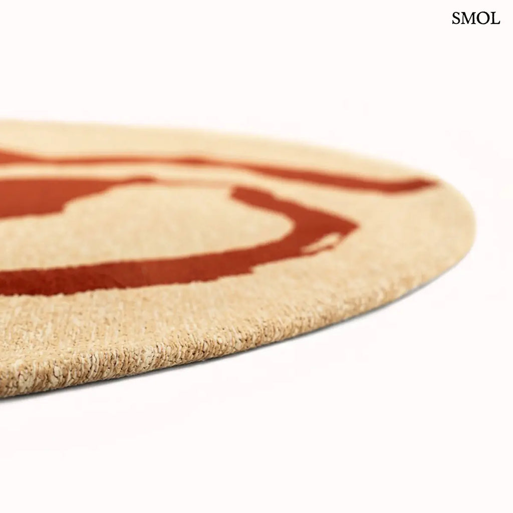 ECO RUG IMPERIAL RED piros kalligráfia szőnyeg bézs alapon fluid szalagszerű vonalakkal, lapos szövés, 3 mm – kül- és beltéri, kerek formában, oldalról