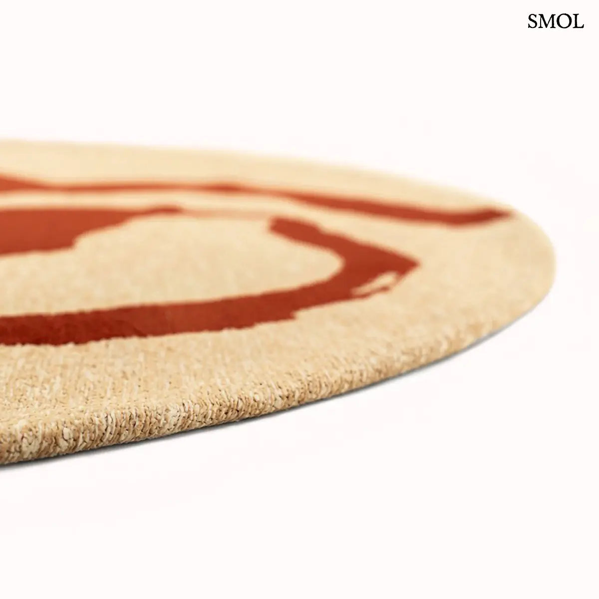 ECO RUG IMPERIAL RED piros kalligráfia szőnyeg bézs alapon fluid szalagszerű vonalakkal, lapos szövés, 3 mm – kül- és beltéri, kerek formában, oldalról