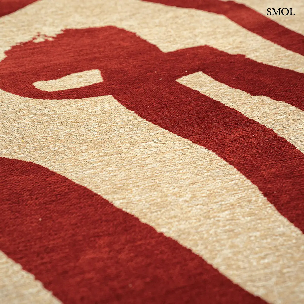 ECO RUG IMPERIAL RED piros kalligráfia szőnyeg bézs alapon fluid szalagszerű vonalakkal, lapos szövés, 3 mm – kül- és beltéri, minta nagyítva