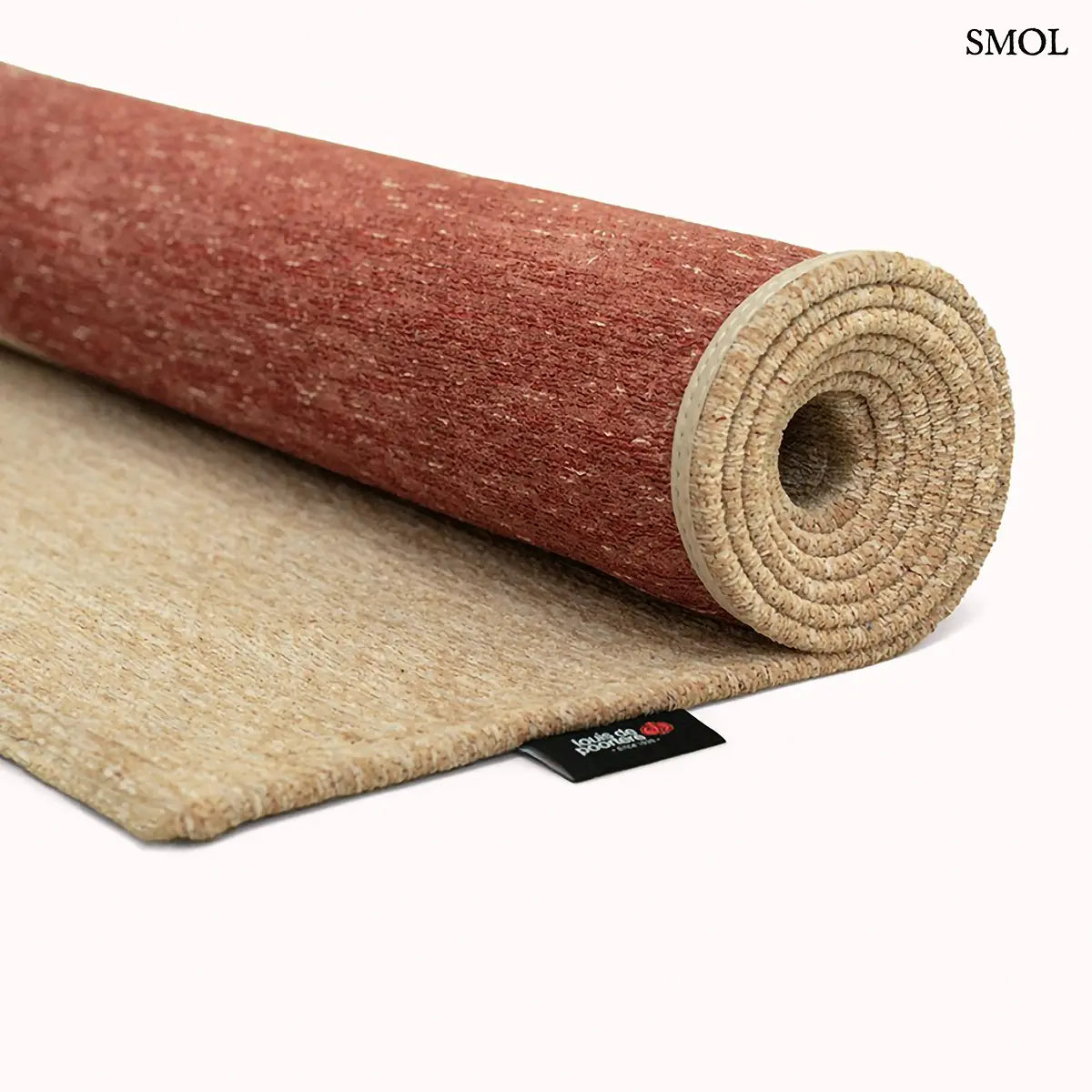 ECO RUG IMPERIAL RED piros kalligráfia szőnyeg bézs alapon fluid szalagszerű vonalakkal, lapos szövés, 3 mm – kül- és beltéri, feltekerve