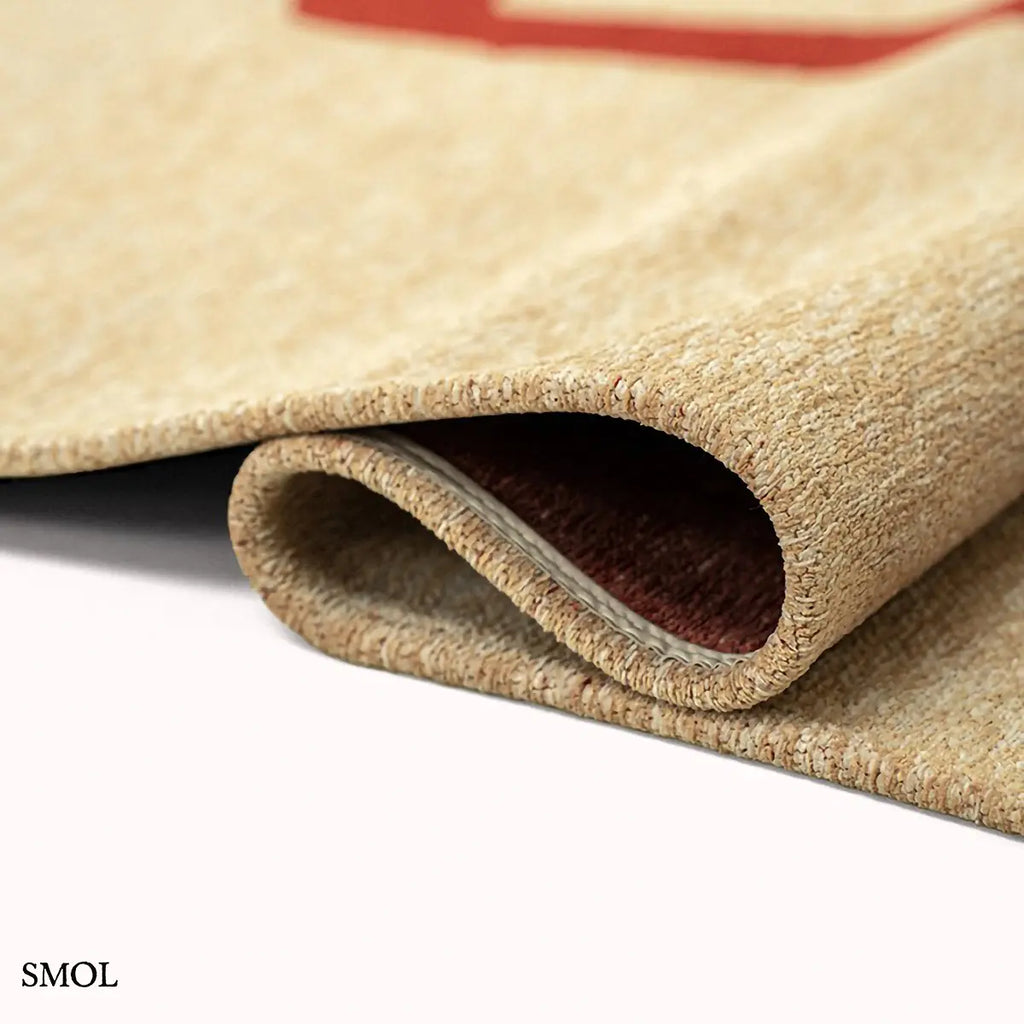 ECO RUG IMPERIAL RED piros kalligráfia szőnyeg bézs alapon fluid szalagszerű vonalakkal, lapos szövés, 3 mm – kül- és beltéri, hullámosra hajtogatva