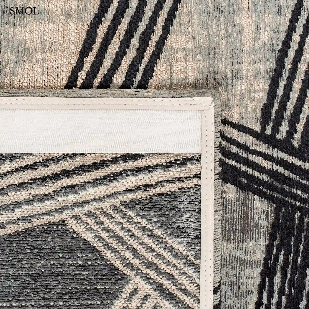 ECO RUG DARK STREET kalligráfia mintás szőnyeg szürke alapon szabad fekete vonalakkal, felhajtott sarokkal, alulról