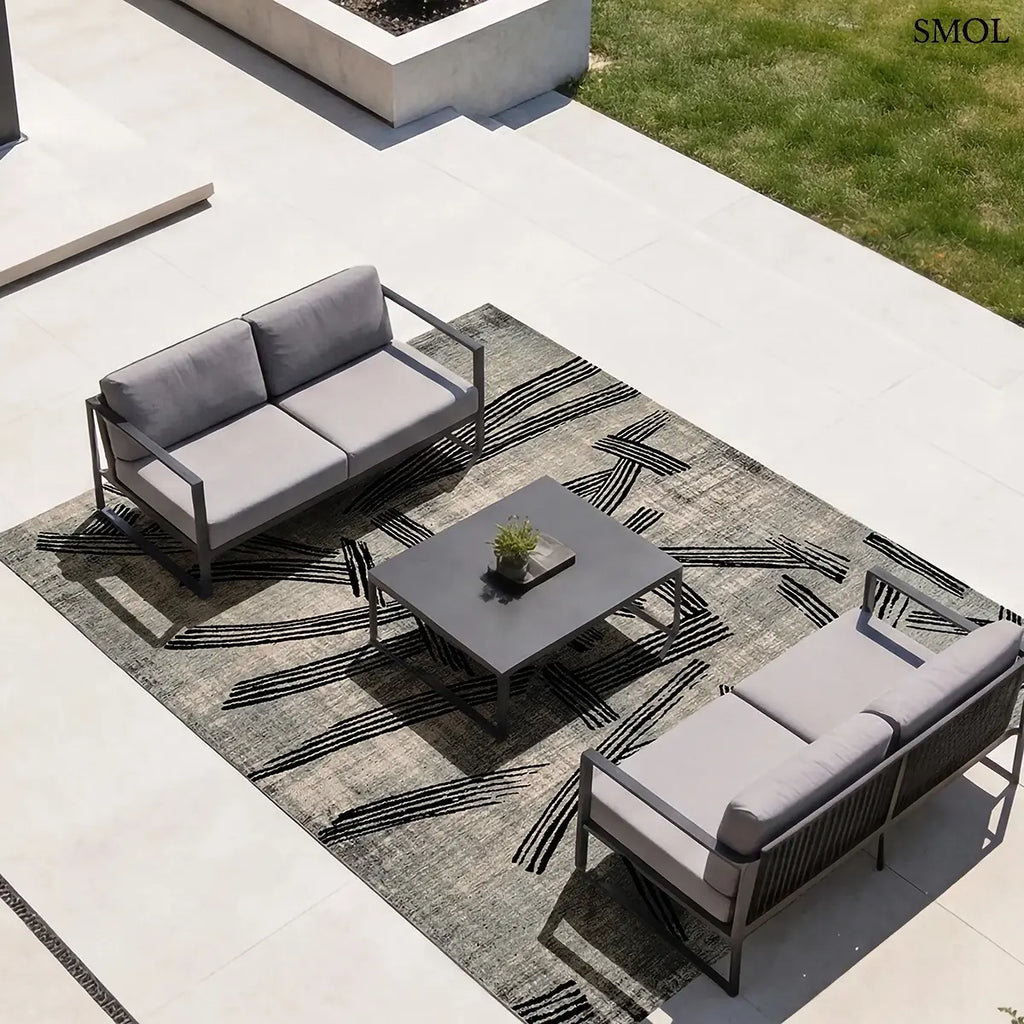 ECO RUG DARK STREET szürke-fekete kalligráfia szőnyeg japán tintavonásokkal, lapos szövés, 3 mm – kül- és beltéri, teraszon kerti bútorral