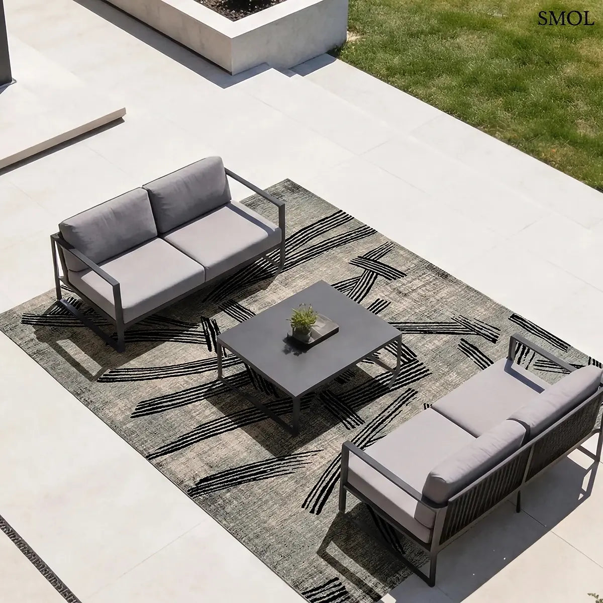 ECO RUG DARK STREET szürke-fekete kalligráfia szőnyeg japán tintavonásokkal, lapos szövés, 3 mm – kül- és beltéri, teraszon kerti bútorral