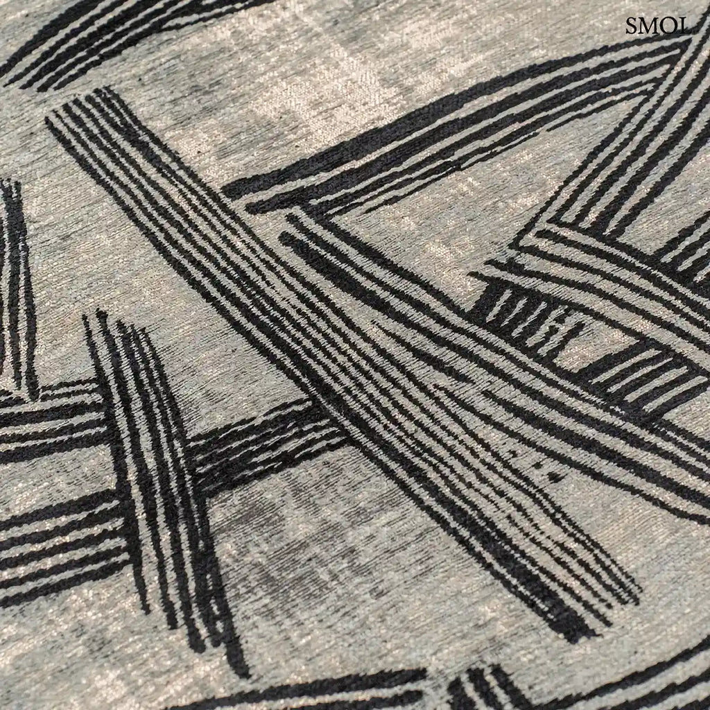 ECO RUG DARK STREET kalligráfia mintás szőnyeg szürke alapon szabad fekete vonalakkal, vonalak egymást keresztezve