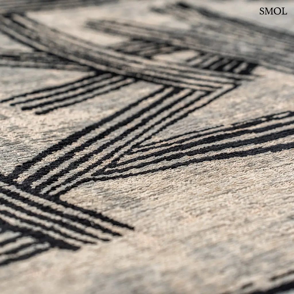 ECO RUG DARK STREET kalligráfia mintás szőnyeg szürke alapon szabad fekete vonalakkal, textúra