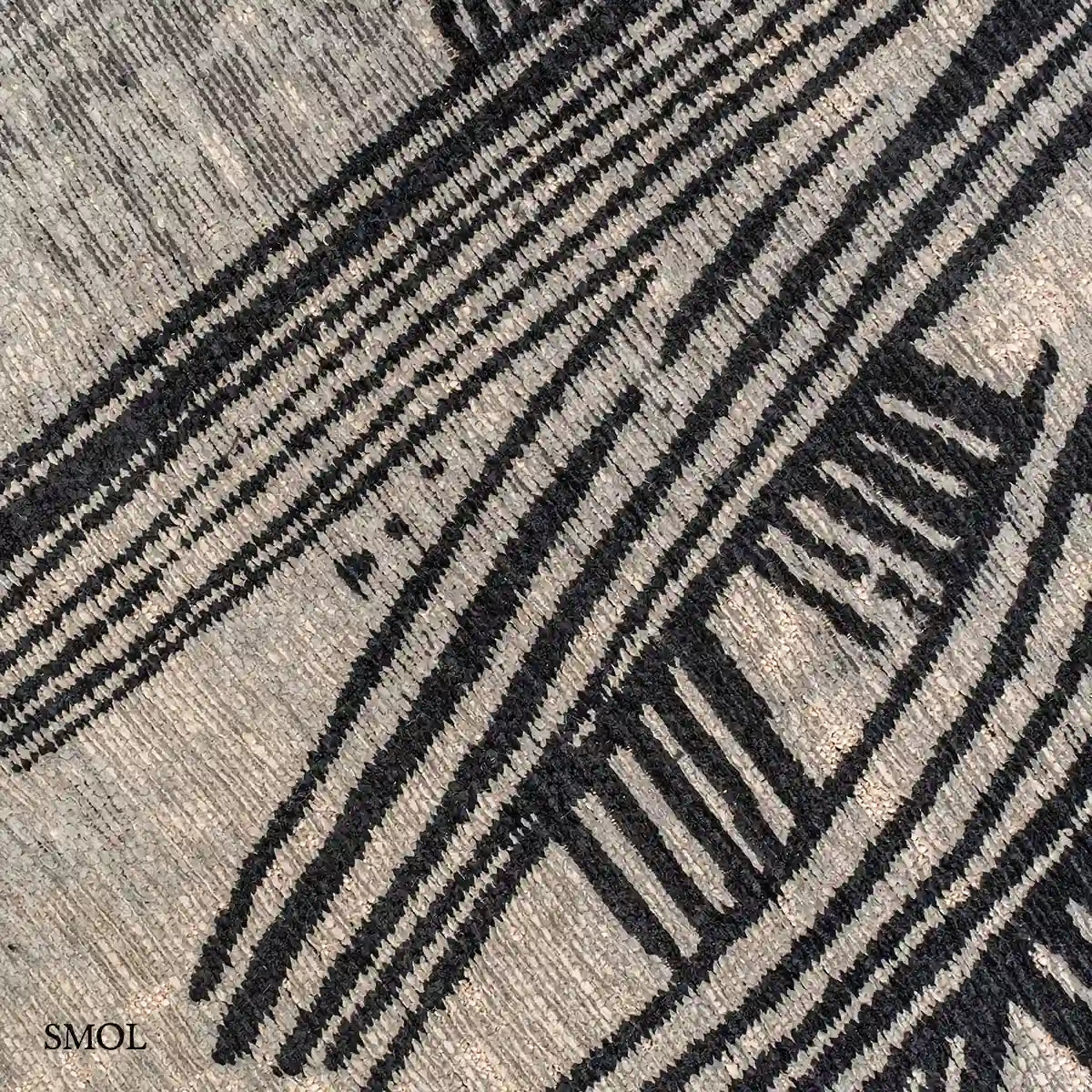 ECO RUG DARK STREET kalligráfia mintás szőnyeg szürke alapon szabad fekete vonalakkal, vonalak felülről