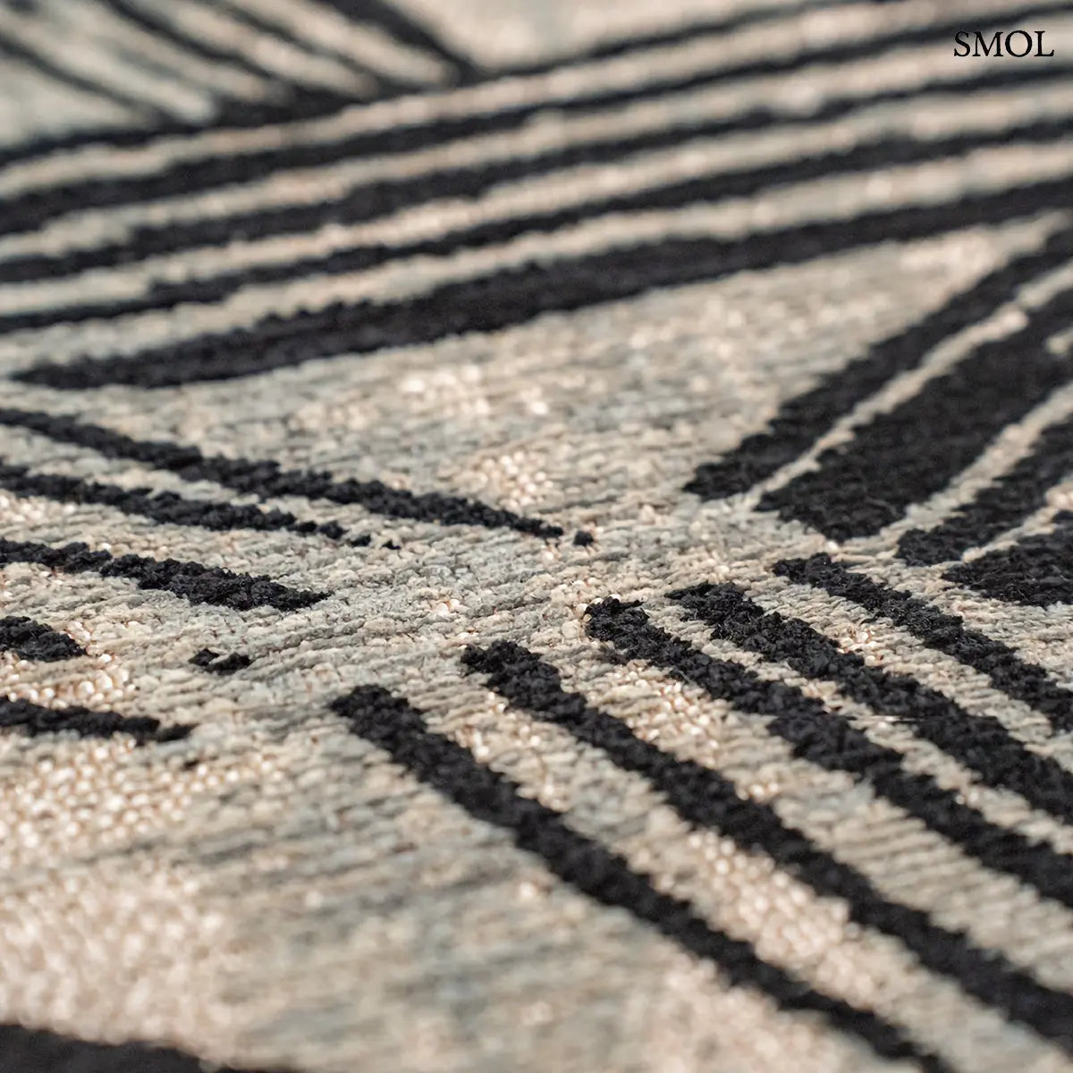 ECO RUG DARK STREET kalligráfia mintás szőnyeg szürke alapon szabad fekete vonalakkal, vonalak nagyítva