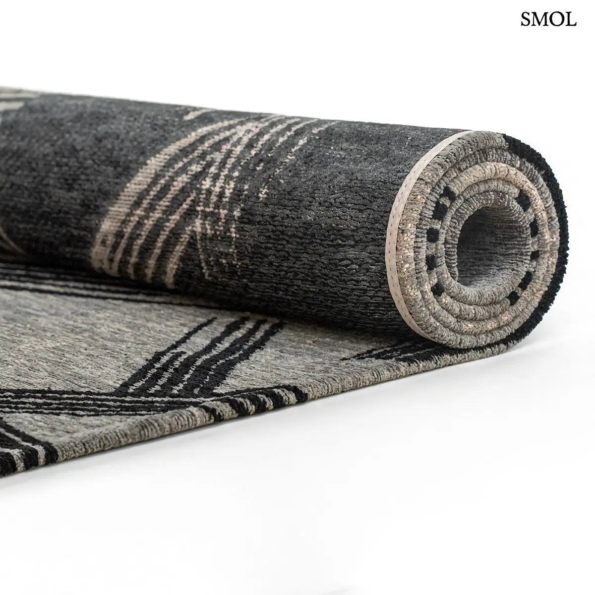 ECO RUG DARK STREET kalligráfia mintás szőnyeg szürke alapon szabad fekete vonalakkal, feltekerve