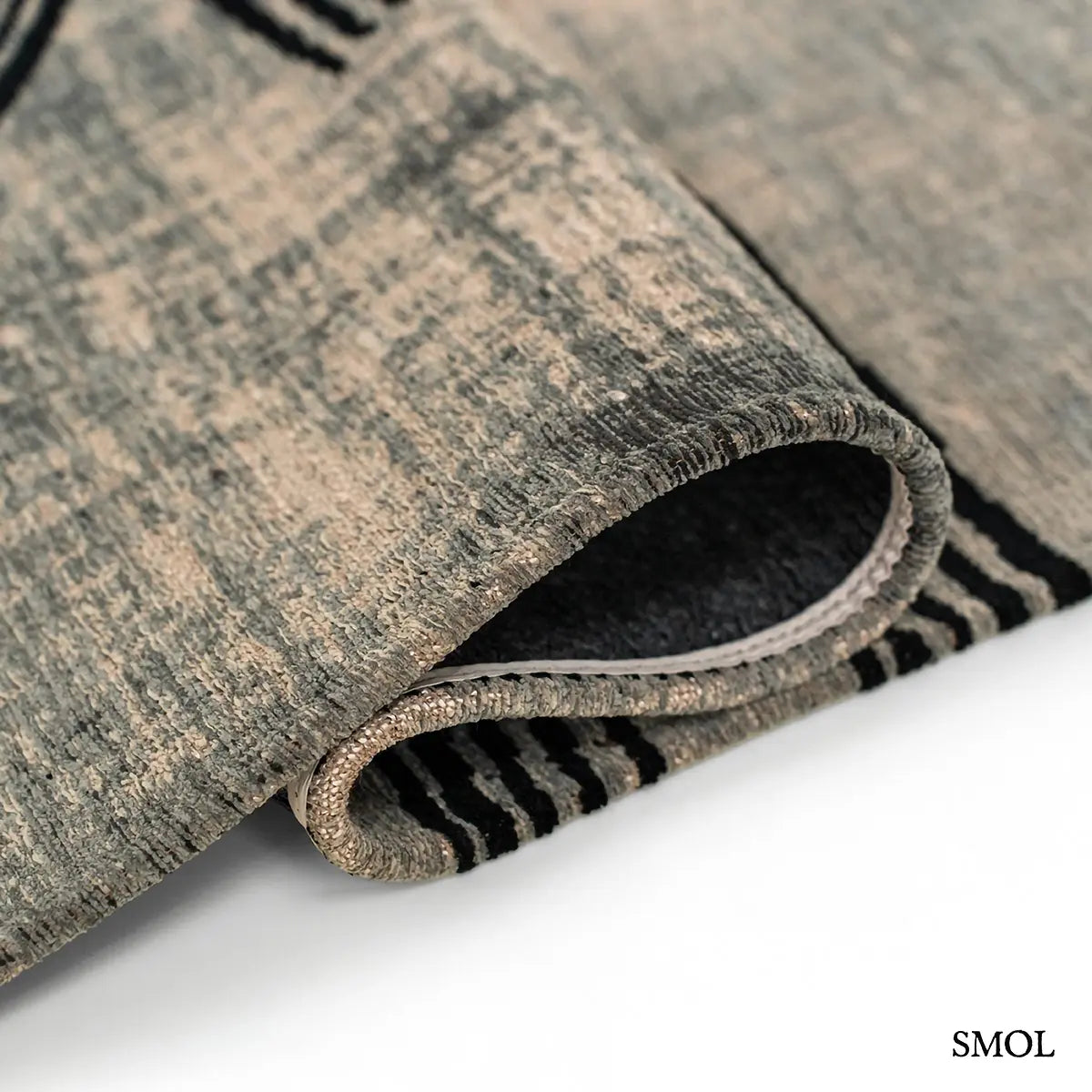 ECO RUG DARK STREET kalligráfia mintás szőnyeg szürke alapon szabad fekete vonalakkal, hullámosan hajtva