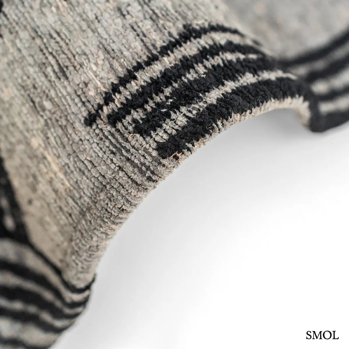 ECO RUG DARK STREET kalligráfia mintás szőnyeg szürke alapon szabad fekete vonalakkal, vastagság nagyítva