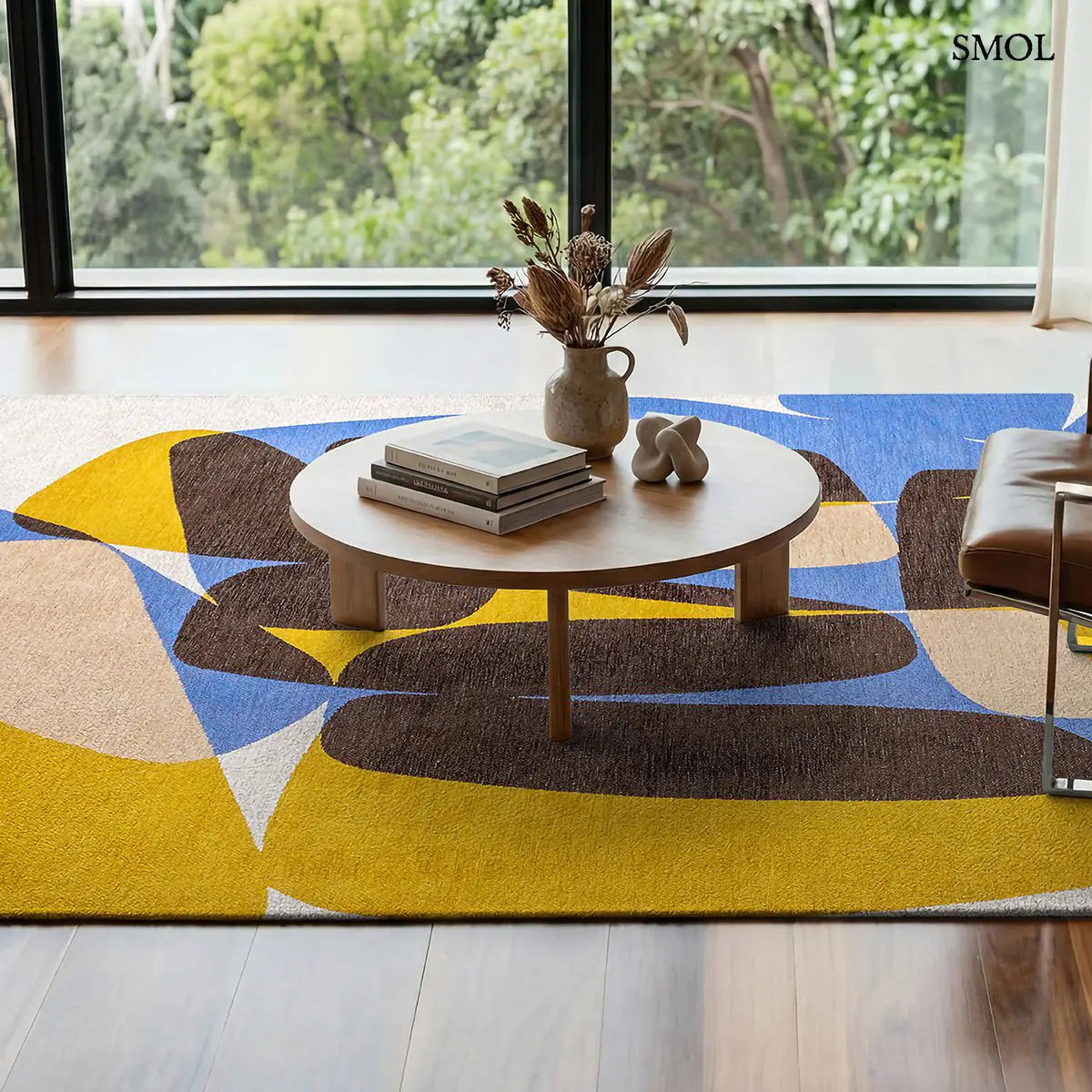 ECO RUG SUNNY BLUE szőnyeg, kék, sárga és barna kavicsszerű formákból álló, egymást átfedő mintázattal, nappaliban