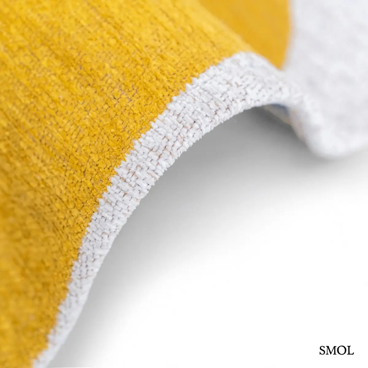ECO RUG SUNNY BLUE szőnyeg, kék, sárga és barna kavicsszerű formákból álló, egymást átfedő mintázattal, vastagság nagyításra