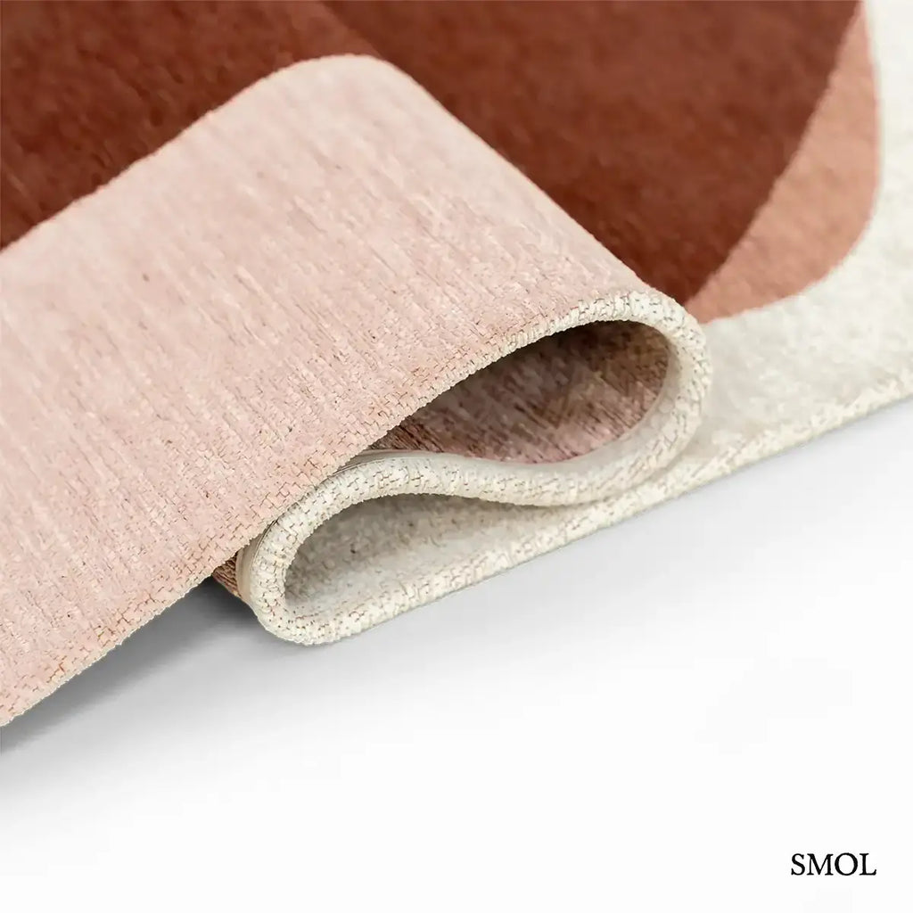 ECO RUG CHERRY MOCHA terrakotta kavics mintás szőnyeg, rétegzett áttetsző forma, hullámosra hajtogatva