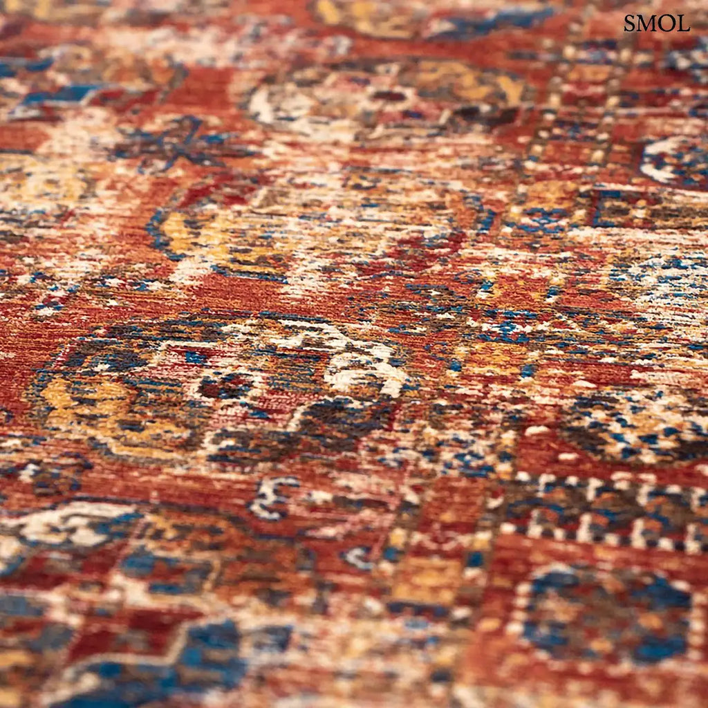 ECO RUG AKSOU kazah mintás szőnyeg téglavörös alapon körös medallion mintával, kék és mustár akcentusokkal, koptatott hatással, minta nagyítva