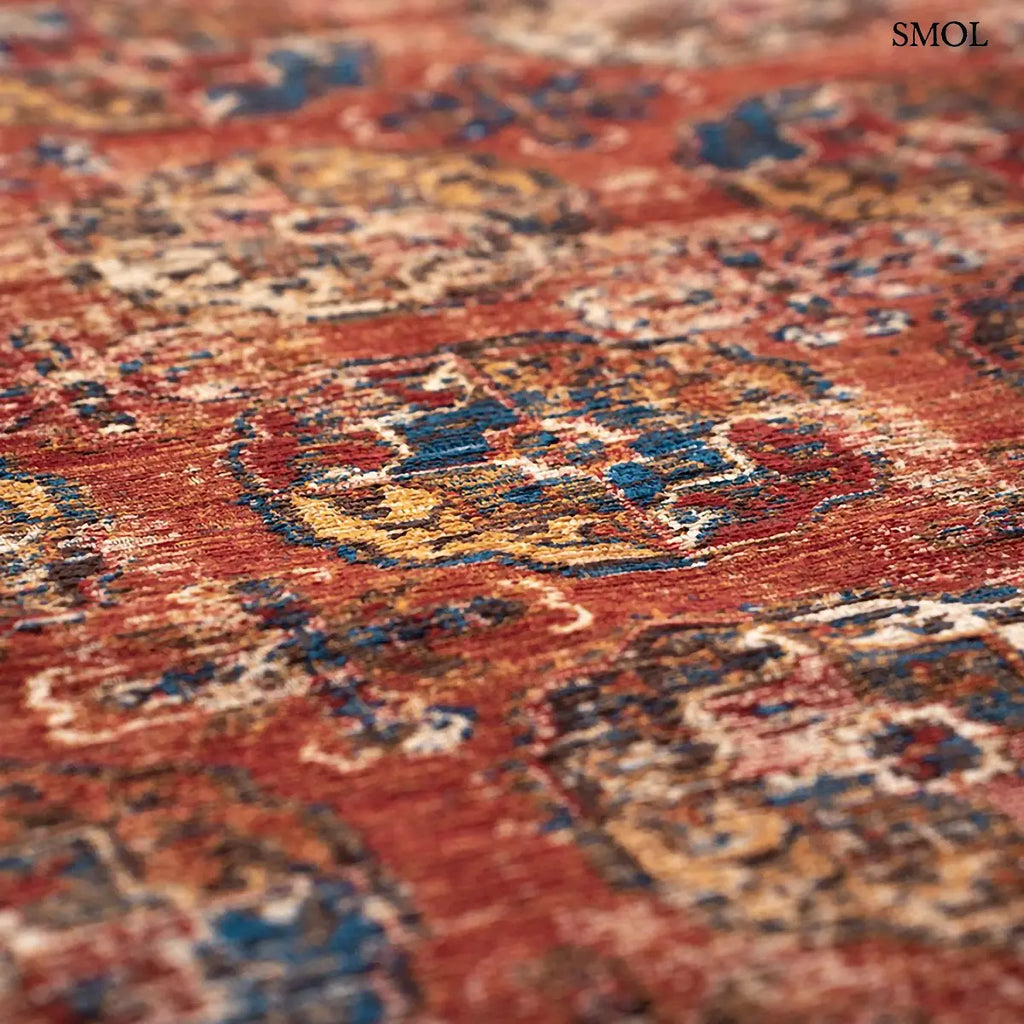 ECO RUG AKSOU kazah mintás szőnyeg téglavörös alapon körös medallion mintával, kék és mustár akcentusokkal, koptatott hatással, középső minta nagyítva